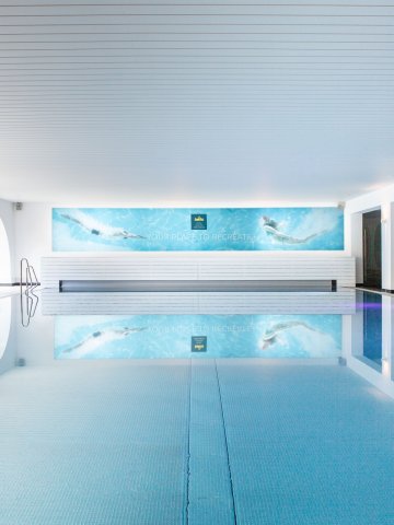 Spa-Pool mit exklusivem Ambiente – Hotel Schloss Montabaur Moderner Spa-Pool im Hotel Schloss Montabaur mit großen Rundbogenfenstern und eleganter Architektur.