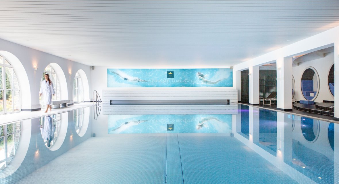 Spa-Pool mit exklusivem Ambiente – Hotel Schloss Montabaur Moderner Spa-Pool im Hotel Schloss Montabaur mit großen Rundbogenfenstern und eleganter Architektur.