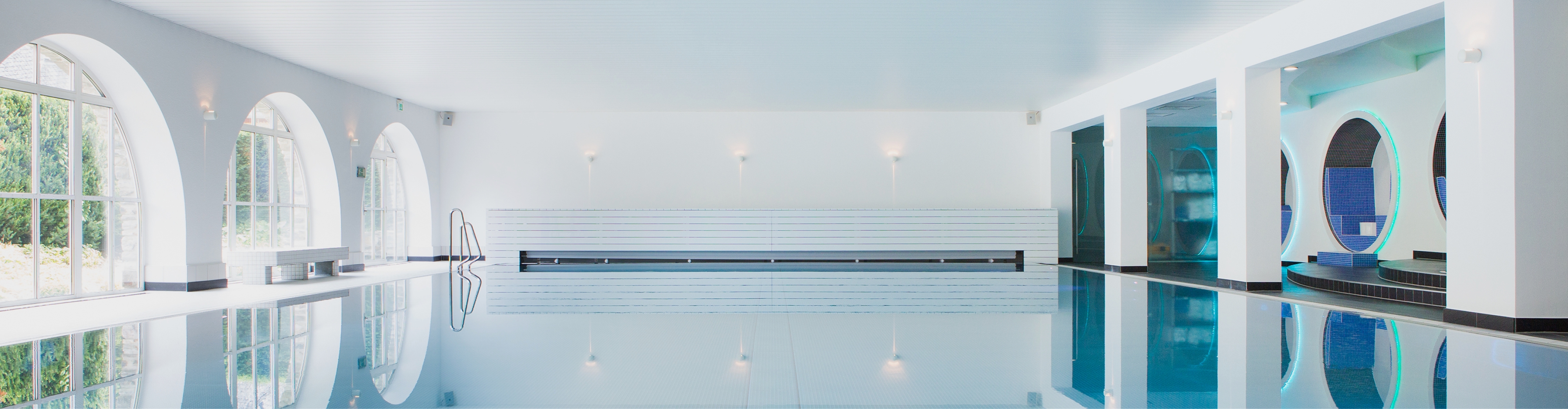 Spa-Pool mit exklusivem Ambiente – Hotel Schloss Montabaur Moderner Spa-Pool im Hotel Schloss Montabaur mit großen Rundbogenfenstern und eleganter Architektur.