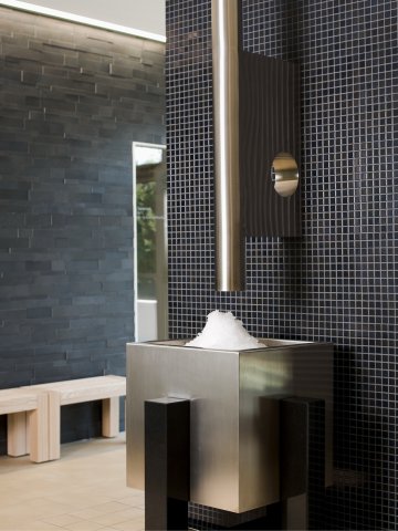 Moderner Eisspender im Spabereich des Hotel Schloss Montabaur – ideal für eine belebende Abkühlung