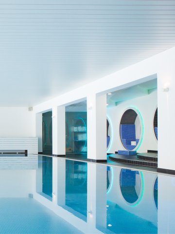 Large indoor pool in the wellness area of Hotel Schloss Montabaur