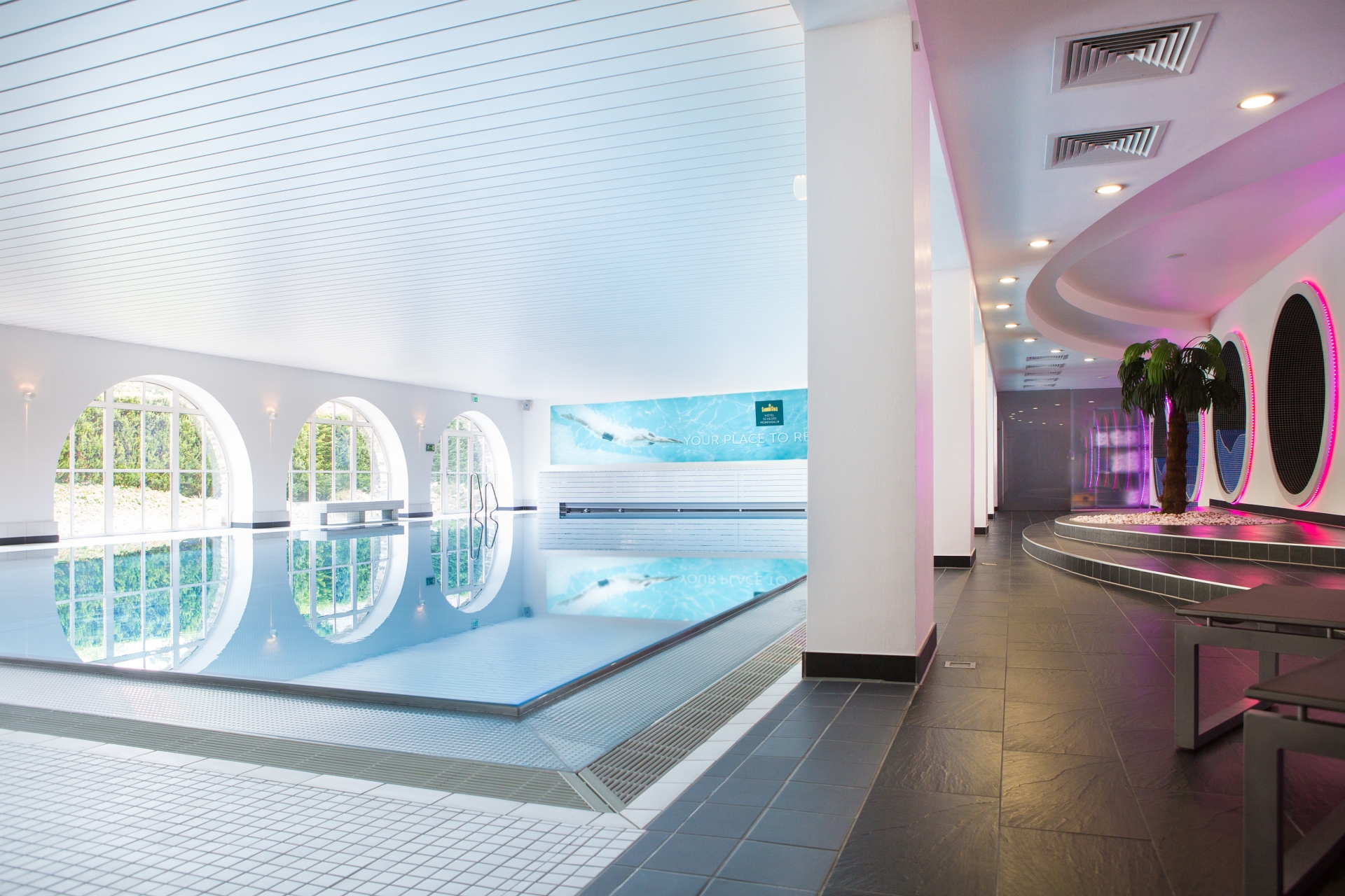 Großer Innenpool im Wellnessbereich des Hotel Schloss Montabaur