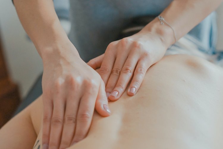 Massage im Spa – Hotel Schloss Montabaur Rückenmassage im Spa des Hotels Schloss Montabaur für pure Erholung und Wohlbefinden.