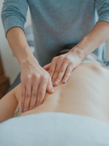 Rückenmassage im Spa des Hotels Schloss Montabaur für pure Erholung und Wohlbefinden.