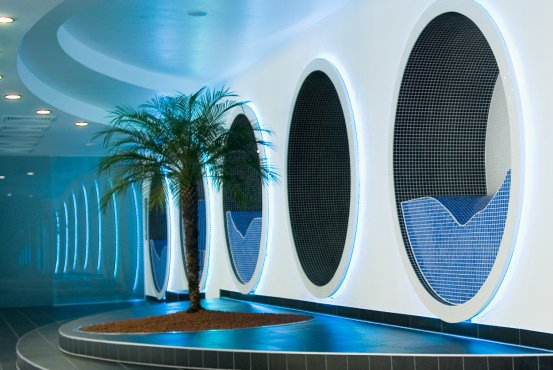 Großzügiger 9 × 18 Meter Pool im Hotel Schloss Montabaur mit hellen Lichtakzenten und entspannter Atmosphäre – ideal zum Schwimmen oder Relaxen.