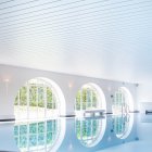 Moderner Spa-Pool im Hotel Schloss Montabaur mit großen Rundbogenfenstern und ruhiger Atmosphäre.