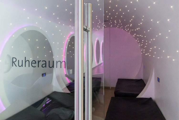 Spa Quiet Room – Montabaur Castle Hotel Modern quiet room at Montabaur Castle Hotel Spa featuring black loungers, round windows, and a starry ceiling design.