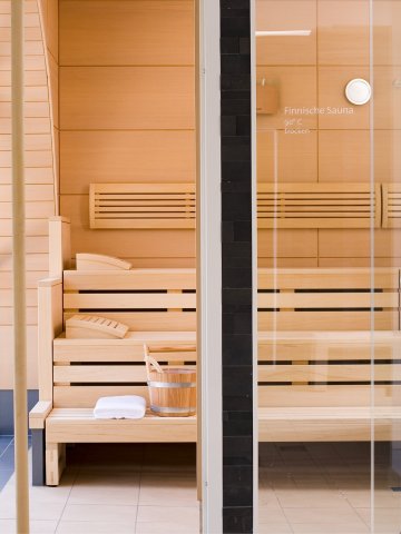 Gäste genießen die stilvolle Sauna im Hotel Schloss Montabaur