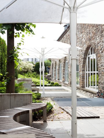 Wellness im Außenbereich des Spa im Hotel Schloss Montabaur