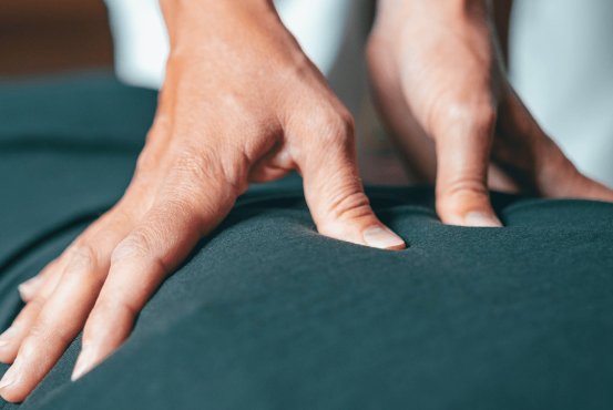 Entspannende Massage im Spa des Hotel Schloss Montabaur Gast genießt wohltuende Massage im Wellnessbereich