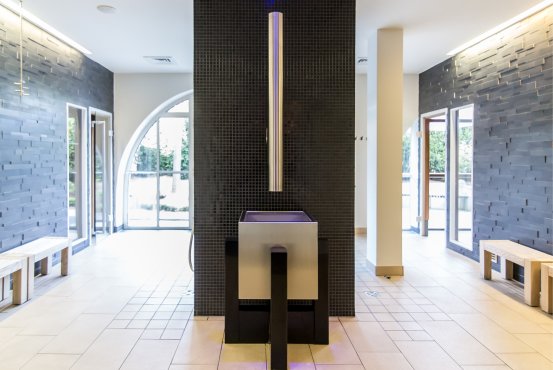 Vorraum der Sauna im Hotel Schloss Montabaur Heller und einladender Vorraum der Sauna mit gemütlichen Sitzgelegenheiten zum Entspannen.