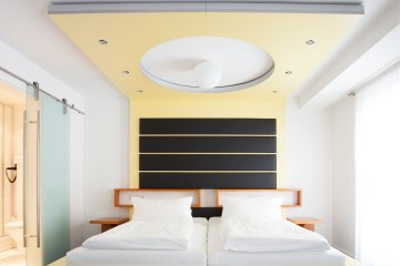 Economy Zimmer mit funktionalem Design, gemütlichem Bett und Schreitisch im Hotel Schloss Montabaur