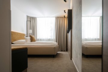 Economy Zimmer - komfortable Unterkunft auf Schloss Montabaur Economy Zimmer mit Schreibtisch, Bett und gemütlicher Sitzgelegenheit