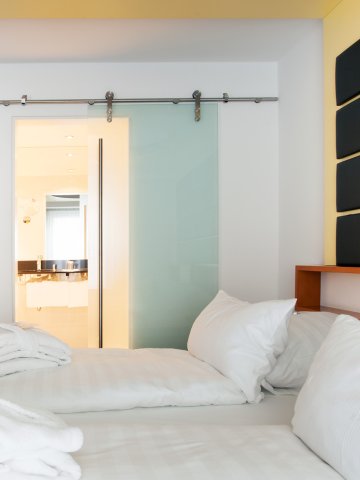 Helles Economy Zimmer mit funktionalem Design, gemütlichem Bett und Schreitisch im Hotel Schloss Montabaur