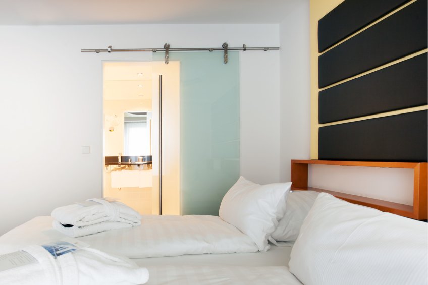 Helles Economy Zimmer mit funktionalem Design, gemütlichem Bett und Schreitisch im Hotel Schloss Montabaur