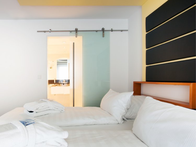 Helles Economy Zimmer mit funktionalem Design, gemütlichem Bett und Schreitisch im Hotel Schloss Montabaur