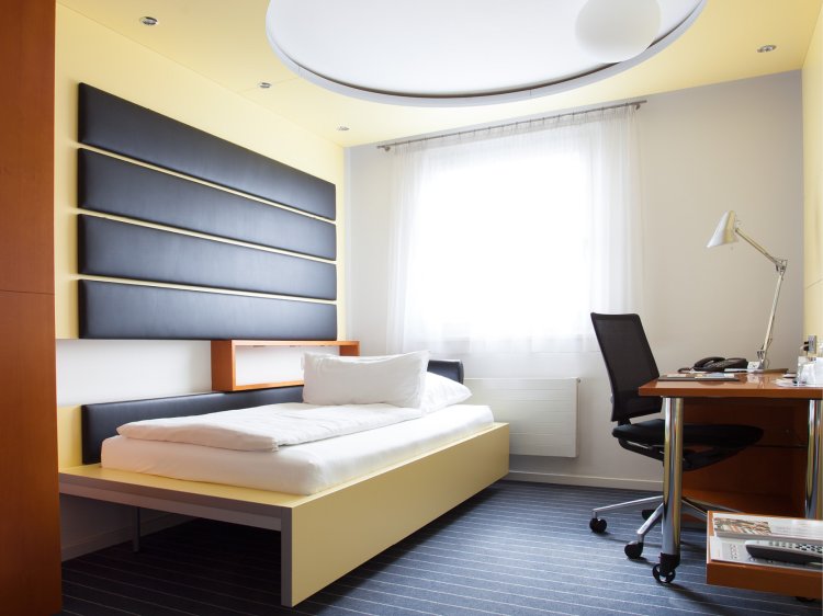 Helles Economy Zimmer mit funktionalem Design, gemütlichem Bett und Schreitisch im Hotel Schloss Montabaur