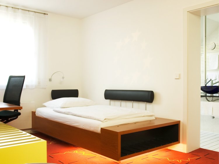 Helles Economy Zimmer mit funktionalem Design, gemütlichem Bett und Schreitisch im Hotel Schloss Montabaur