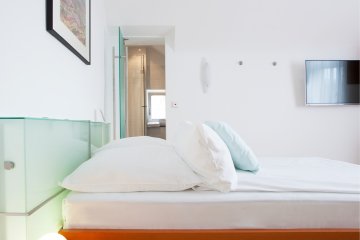 Komfort Zimmer im Hotel Schloss Montabaur mit Doppelbett, Schreibtisch und modernem Bad