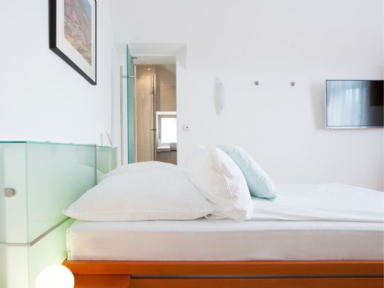 Komfort Zimmer im Hotel Schloss Montabaur mit Doppelbett, Schreibtisch und modernem Bad