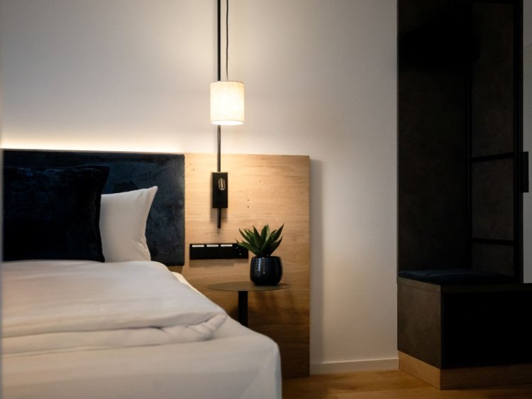 Die hochwertige Matratze unterstützt deinen Körper genau dort, wo er es braucht. Kissen und Decke fühlen sich weich an und geben Halt. So schläfst du tief – und wachst erholt auf.