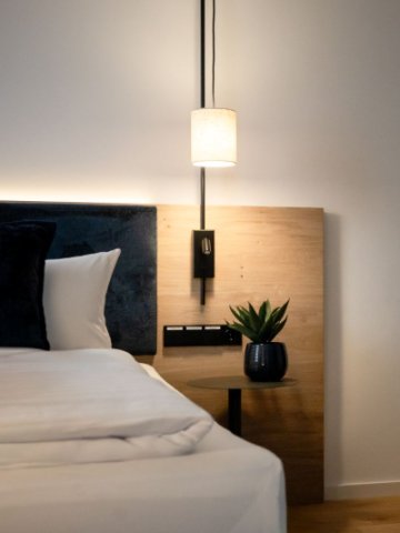 Die hochwertige Matratze unterstützt deinen Körper genau dort, wo er es braucht. Kissen und Decke fühlen sich weich an und geben Halt. So schläfst du tief – und wachst erholt auf.