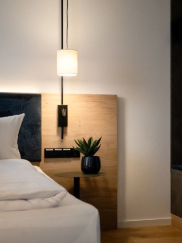 Die hochwertige Matratze unterstützt deinen Körper genau dort, wo er es braucht. Kissen und Decke fühlen sich weich an und geben Halt. So schläfst du tief – und wachst erholt auf.