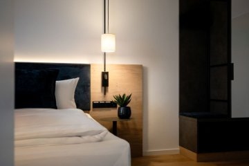 Hotel Schloss Montabaur | Zimmer Komrfort Die hochwertige Matratze unterstützt deinen Körper genau dort, wo er es braucht. Kissen und Decke fühlen sich weich an und geben Halt. So schläfst du tief – und wachst erholt auf.