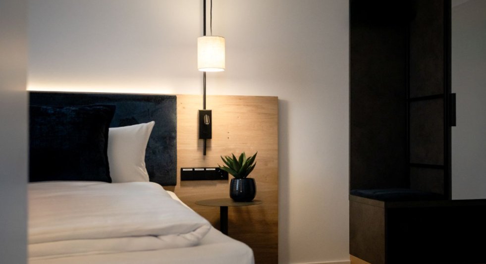 Die hochwertige Matratze unterstützt deinen Körper genau dort, wo er es braucht. Kissen und Decke fühlen sich weich an und geben Halt. So schläfst du tief – und wachst erholt auf.