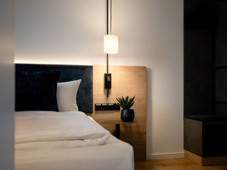 Hotel Schloss Montabaur | Zimmer Komrfort Die hochwertige Matratze unterstützt deinen Körper genau dort, wo er es braucht. Kissen und Decke fühlen sich weich an und geben Halt. So schläfst du tief – und wachst erholt auf.