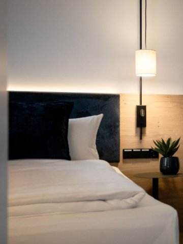 Hotel Schloss Montabaur | Zimmer Komrfort Die hochwertige Matratze unterstützt deinen Körper genau dort, wo er es braucht. Kissen und Decke fühlen sich weich an und geben Halt. So schläfst du tief – und wachst erholt auf.