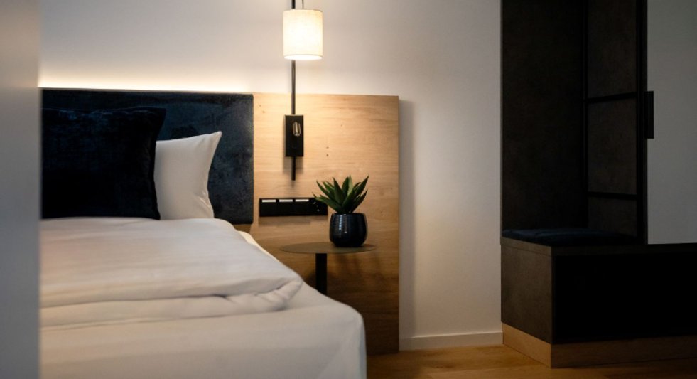 Hotel Schloss Montabaur | Zimmer Komrfort Die hochwertige Matratze unterstützt deinen Körper genau dort, wo er es braucht. Kissen und Decke fühlen sich weich an und geben Halt. So schläfst du tief – und wachst erholt auf.