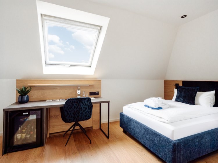 Ruhig schlafen im bequemen Bett. Klar arbeiten am Schreibtisch. Das Komfortzimmer im Hotel Schloss Montabaur bietet Raum für beides.