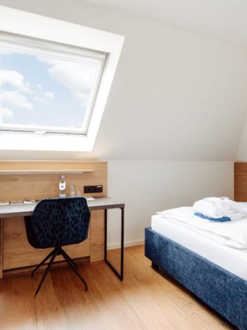 Ruhig schlafen im bequemen Bett. Klar arbeiten am Schreibtisch. Das Komfortzimmer im Hotel Schloss Montabaur bietet Raum für beides.