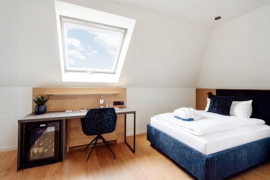 Ruhig schlafen im bequemen Bett. Klar arbeiten am Schreibtisch. Das Komfortzimmer im Hotel Schloss Montabaur bietet Raum für beides.