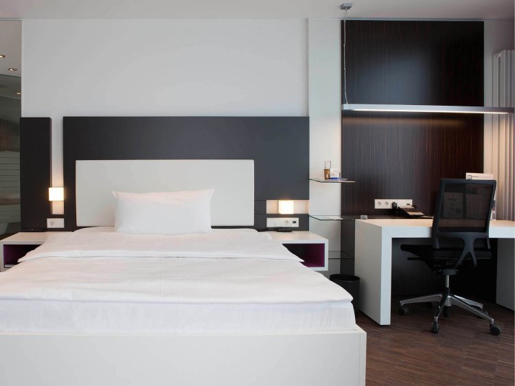 Komfort Zimmer im Hotel Schloss Montabaur mit Doppelbett, Schreibtisch und modernem Bad