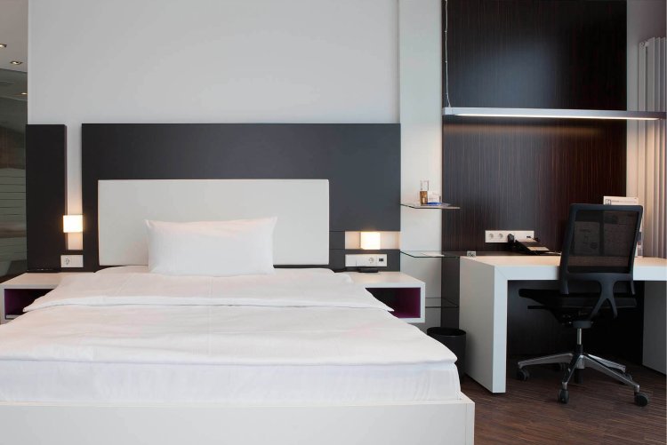 Übernachten im Hotel Schloss Montabaur – Komfortable Zimmer im Westerwald Komfort Zimmer im Hotel Schloss Montabaur mit Doppelbett, Schreibtisch und modernem Bad