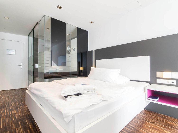 Komfort Zimmer im Hotel Schloss Montabaur mit Doppelbett, Schreibtisch und modernem Bad