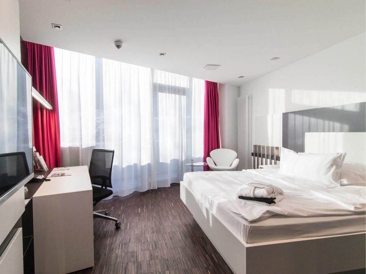 Komfort Zimmer im Hotel Schloss Montabaur mit Doppelbett, Schreibtisch und modernem Bad