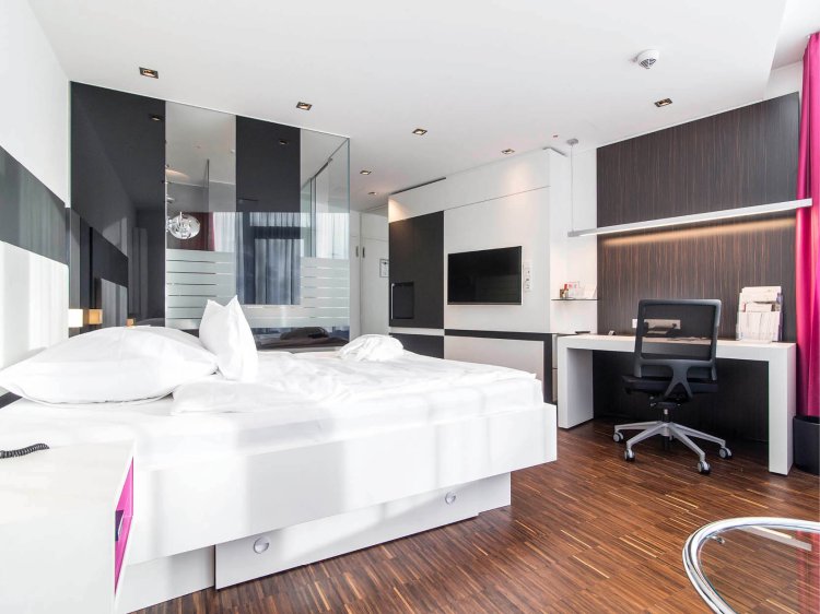 Comfort room at Hotel Schloss Montabaur with double bed, desk and modern bathroom