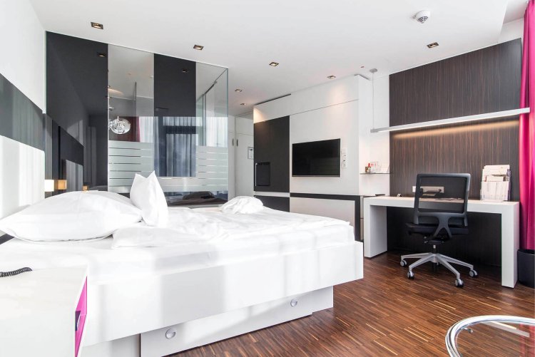 Komfort Zimmer im Hotel Schloss Montabaur mit Doppelbett, Schreibtisch und modernem Bad