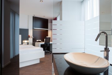 Komfort Zimmer im Hotel Schloss Montabaur mit Doppelbett, Schreibtisch und modernem Bad