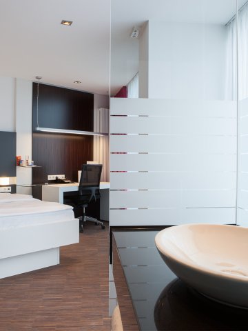 Comfort room at Hotel Schloss Montabaur with double bed, desk and modern bathroom