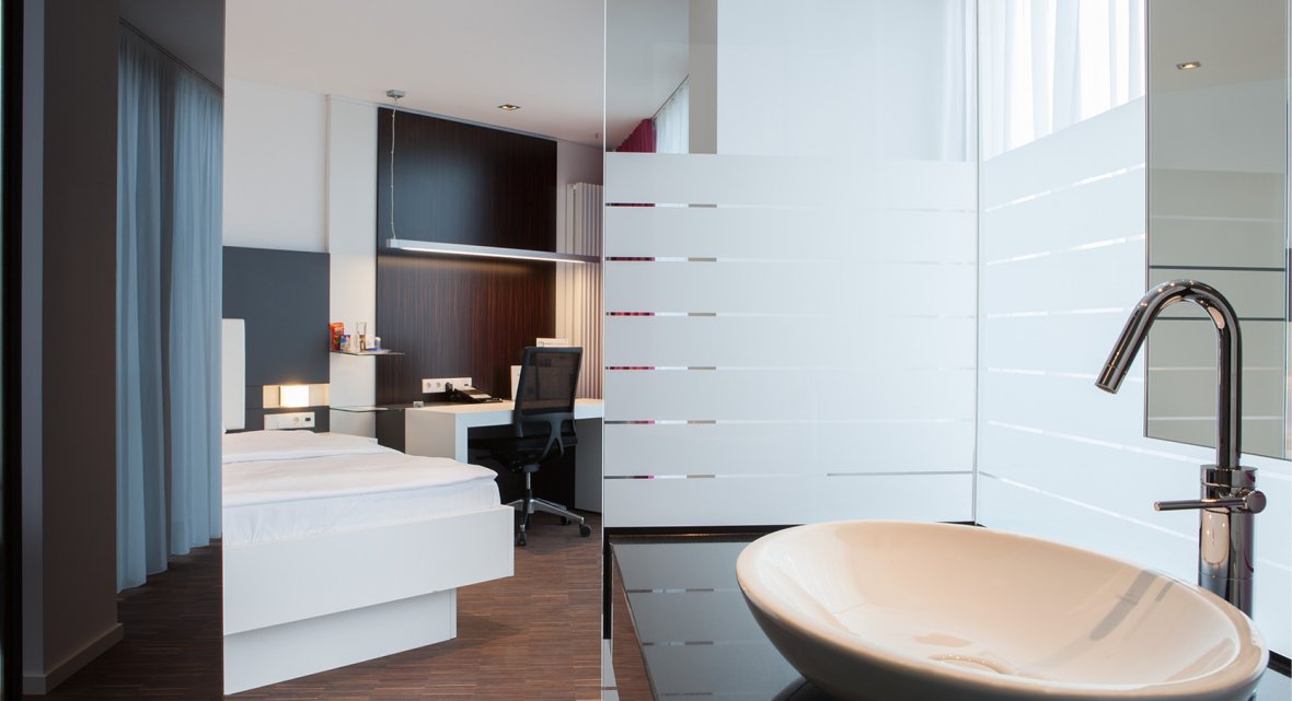 Komfort Zimmer im Hotel Schloss Montabaur mit Doppelbett, Schreibtisch und modernem Bad