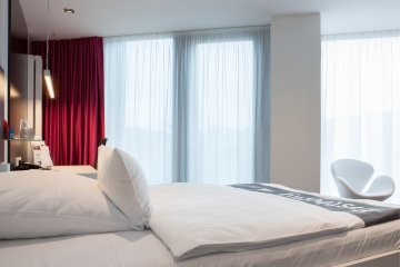 Comfort room at Hotel Schloss Montabaur with double bed, desk and modern bathroom