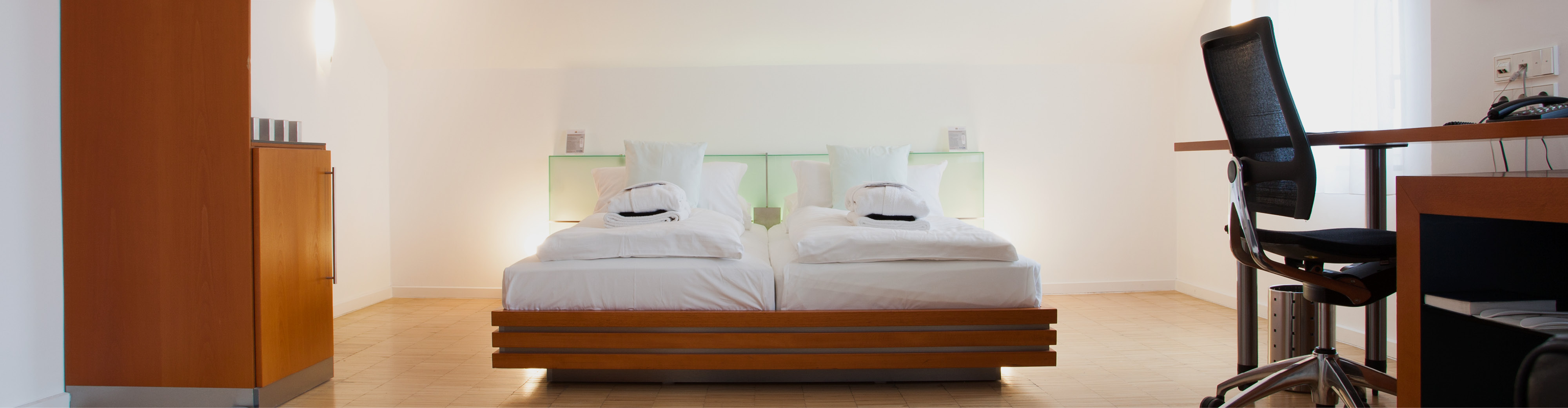 Stay overnight at Hotel Schloss Montabaur - Comfortable rooms in the Westerwald Comfort room at Hotel Schloss Montabaur with double bed, desk and modern bathroom