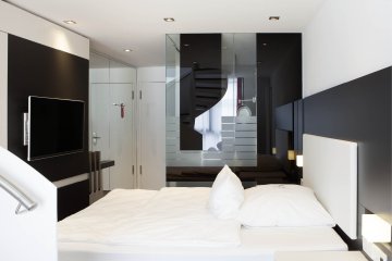 Komfort Zimmer im Hotel Schloss Montabaur mit Doppelbett, Schreibtisch und modernem Bad