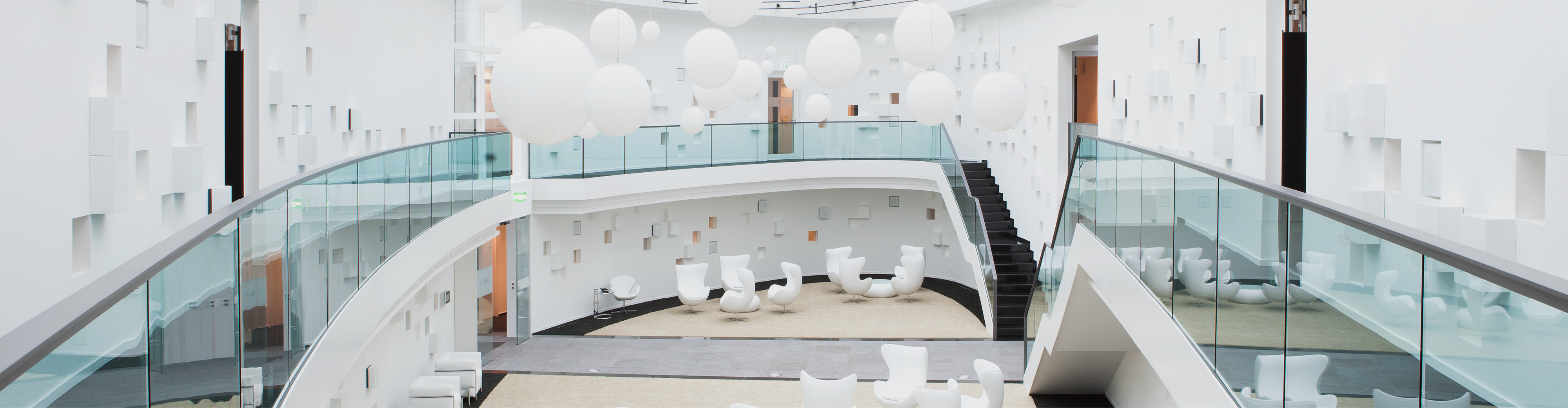 Übernachten im Hotel Schloss Montabaur – Komfortable Zimmer im Westerwald Komfort Zimmer im Hotel Schloss Montabaur mit Doppelbett, Schreibtisch und modernem Bad