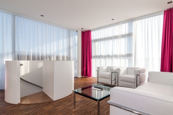Comfort room at Hotel Schloss Montabaur with double bed, desk and modern bathroom