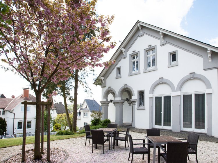 Comfort room at Hotel Schloss Montabaur with double bed, desk and modern bathroom